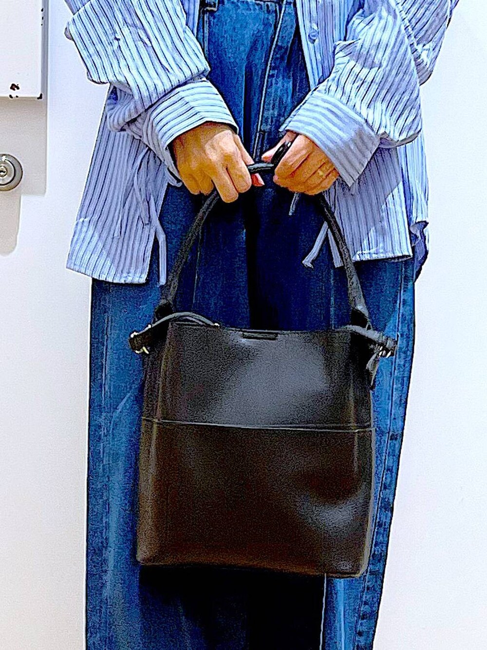 ブラック系のローファー、ブラック系のショルダーバッグ、ブルー系のシャツ/ブラウスを着用したレディースの秋コーディネートの9枚目の写真