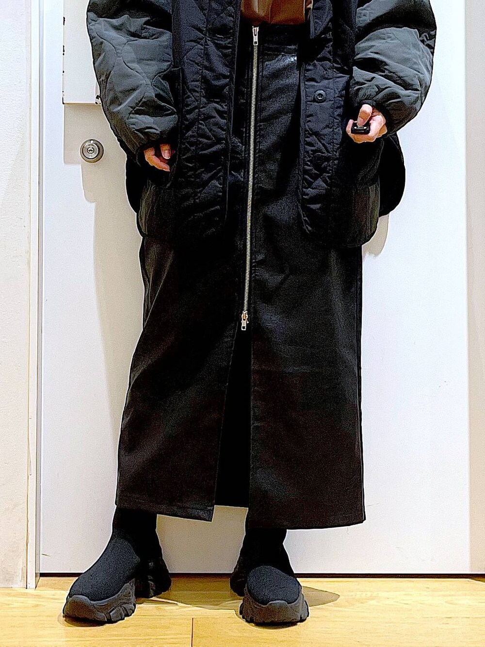 ブラック系のスカート、その他のショルダーバッグ、ブラウン系のTシャツ/カットソーを着用したレディースの秋コーディネートの8枚目の写真