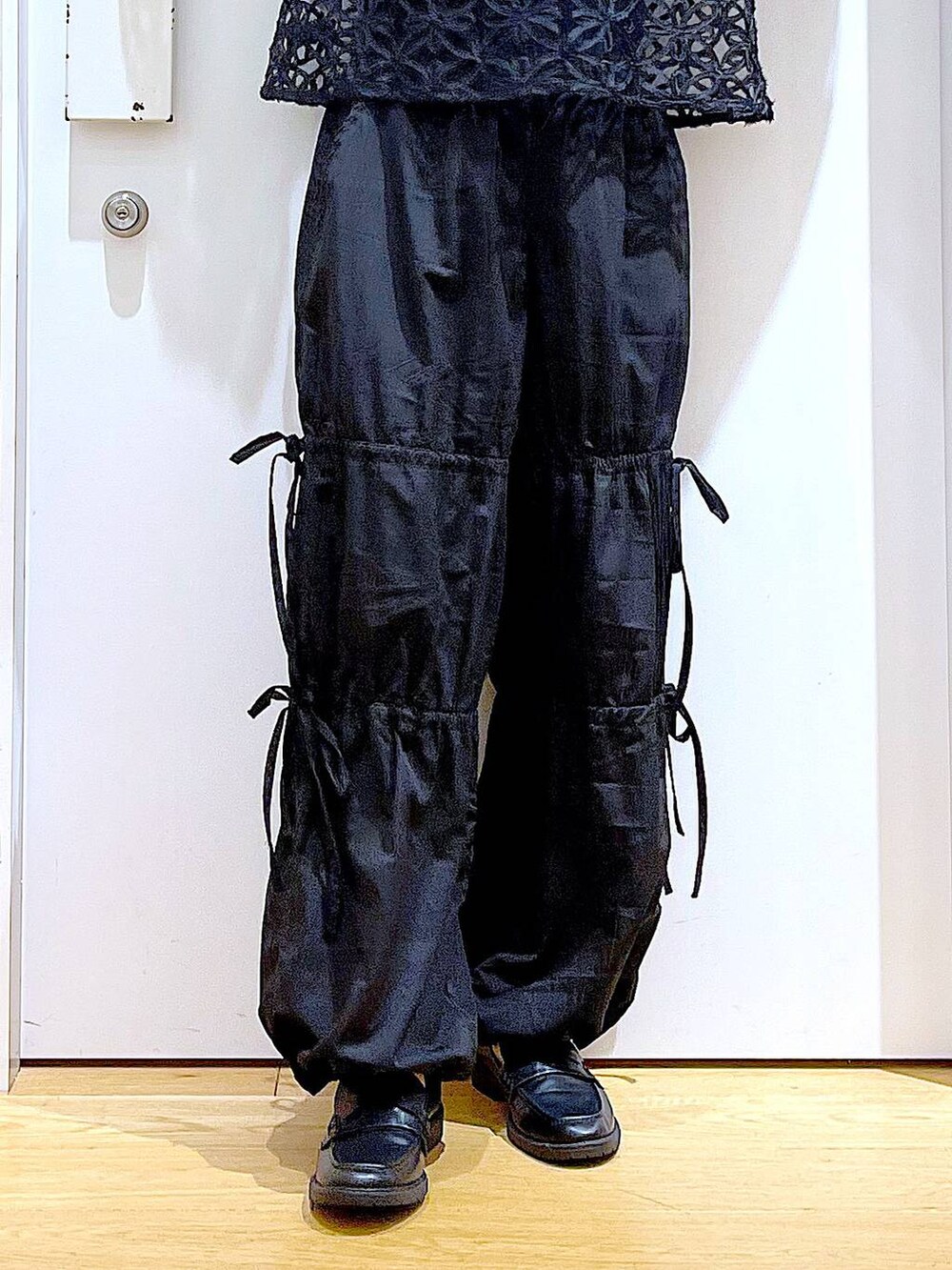 グレー系のショルダーバッグ、ブラック系のローファー、ブラック系のニット/セーターを着用したレディースの秋コーディネートの8枚目の写真