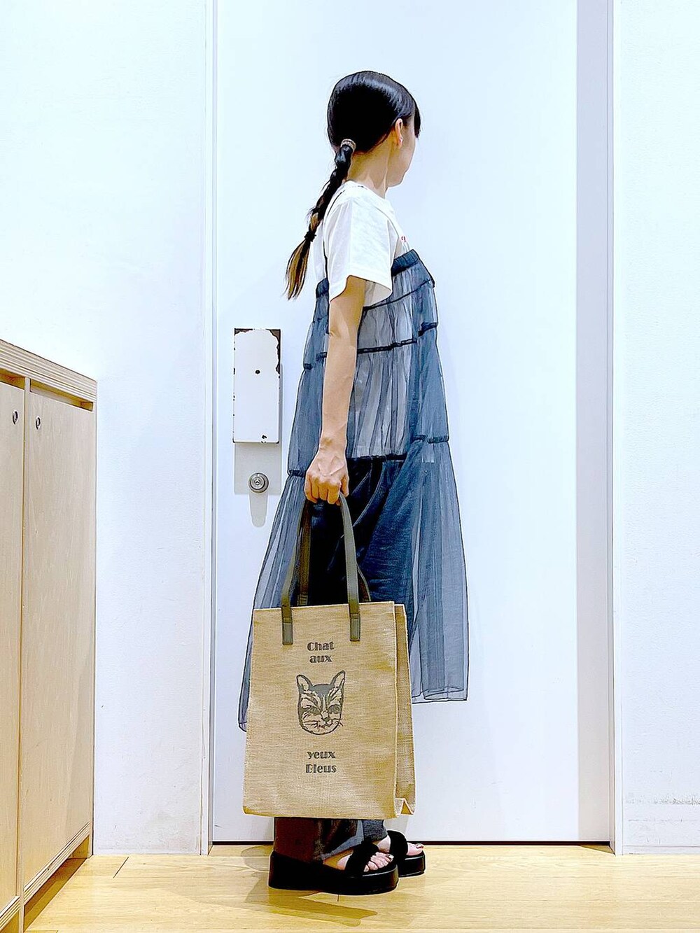 グレー系のその他パンツ、グレー系のトートバッグ、ブラック系のサンダルを着用したレディースの夏コーディネートの4枚目の写真