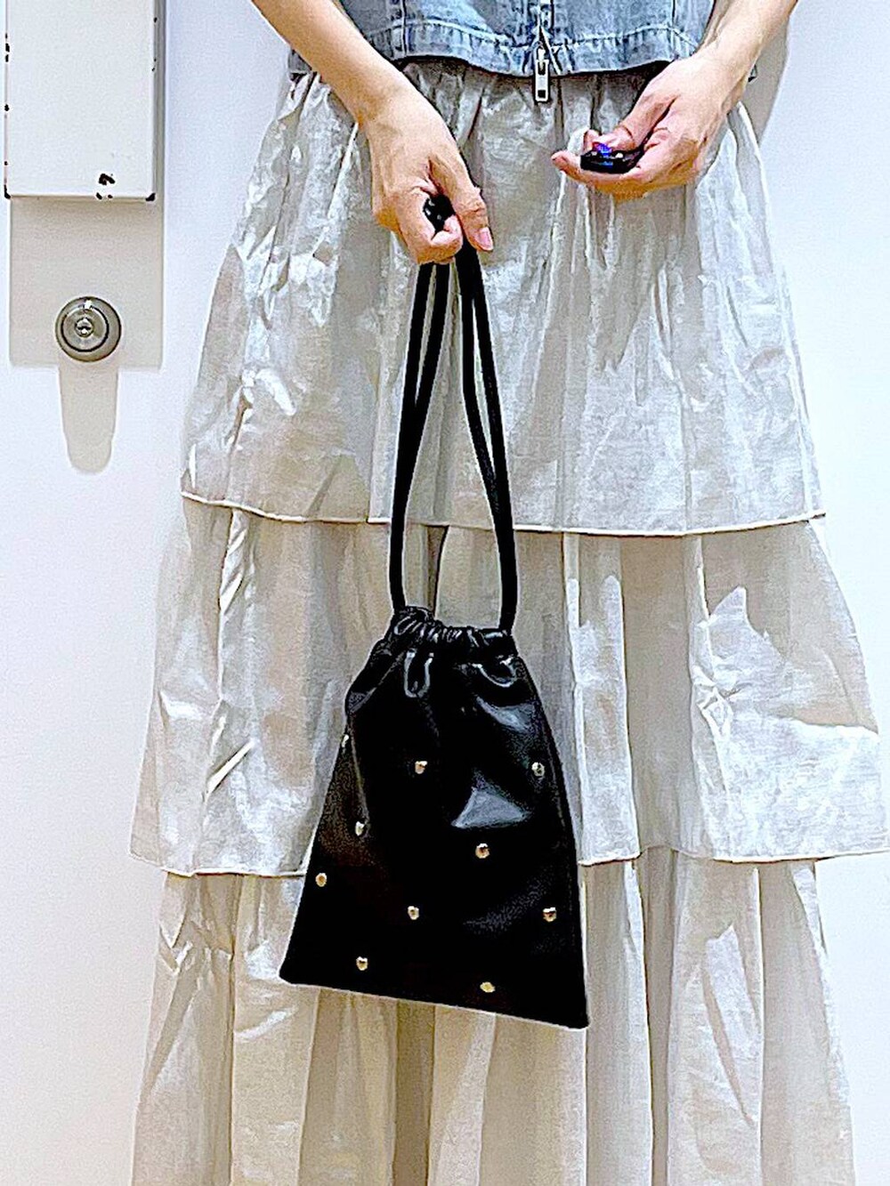 シルバー系のサンダル、ブラック系のショルダーバッグ、ブラック系のTシャツ/カットソーを着用したレディースの夏コーディネートの9枚目の写真