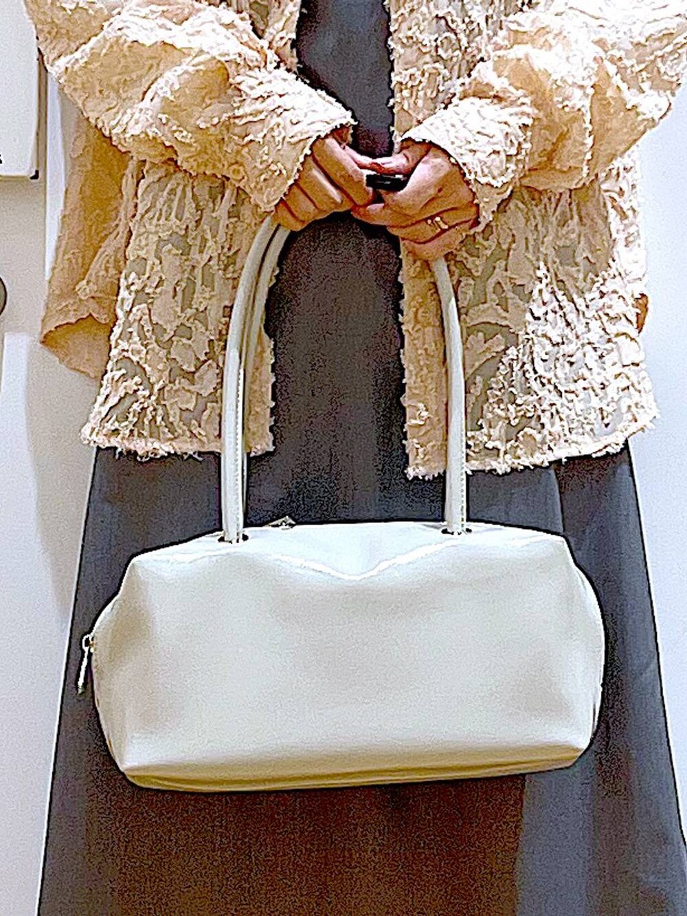 ホワイト系のボストンバッグ、ホワイト系のパンプス、ピンク系のシャツ/ブラウスを着用したレディースの春コーディネートの9枚目の写真