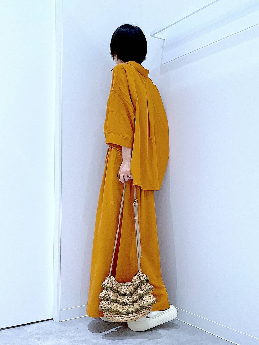 ベージュ系のショルダーバッグ、ホワイト系のサンダル、ブラウン系のその他パンツを着用したレディースの夏コーディネートの3枚目の写真