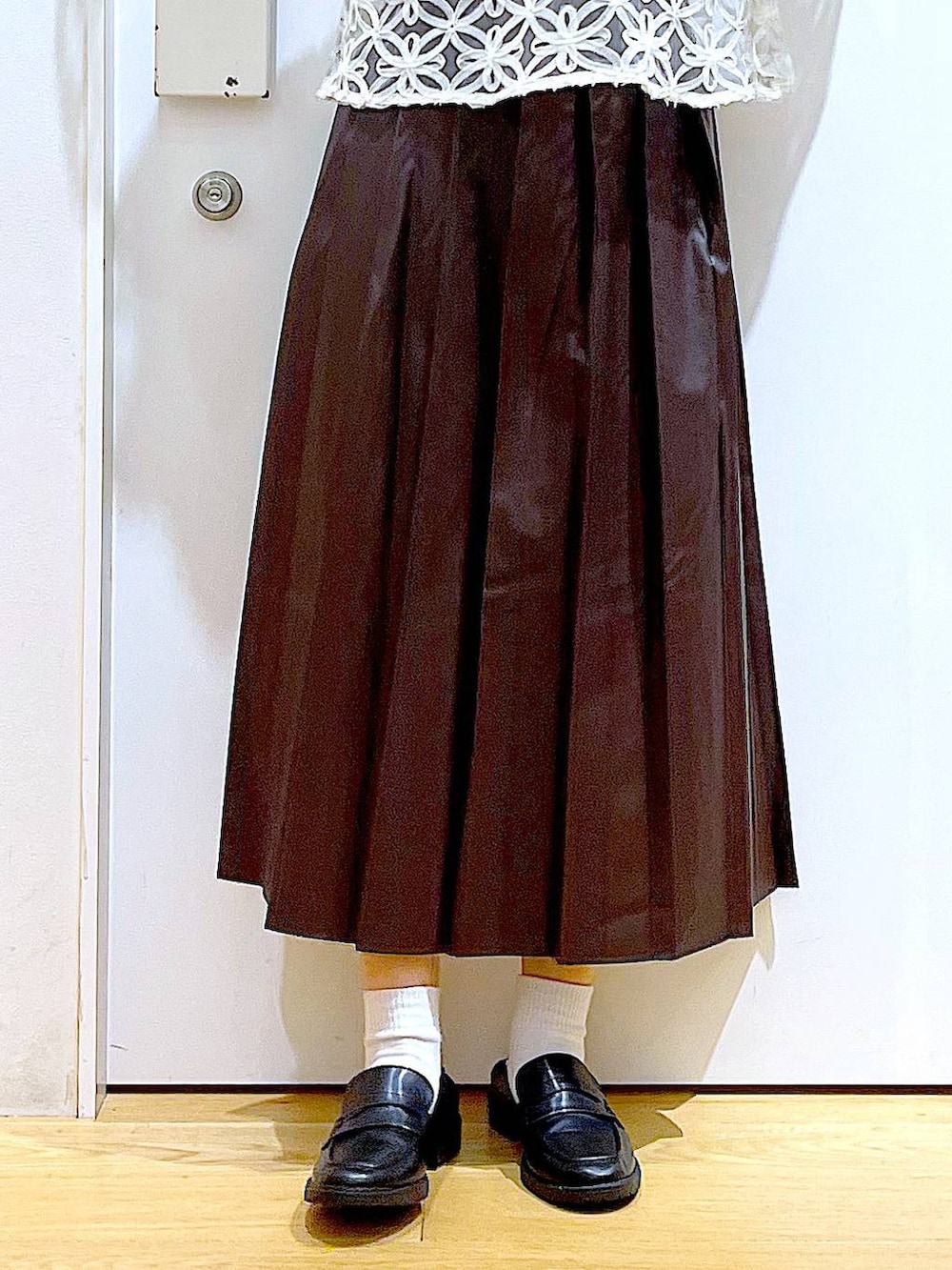 ホワイト系のショルダーバッグ、ブラック系のローファー、ベージュ系のシャツ/ブラウスを着用したレディースの秋コーディネートの8枚目の写真