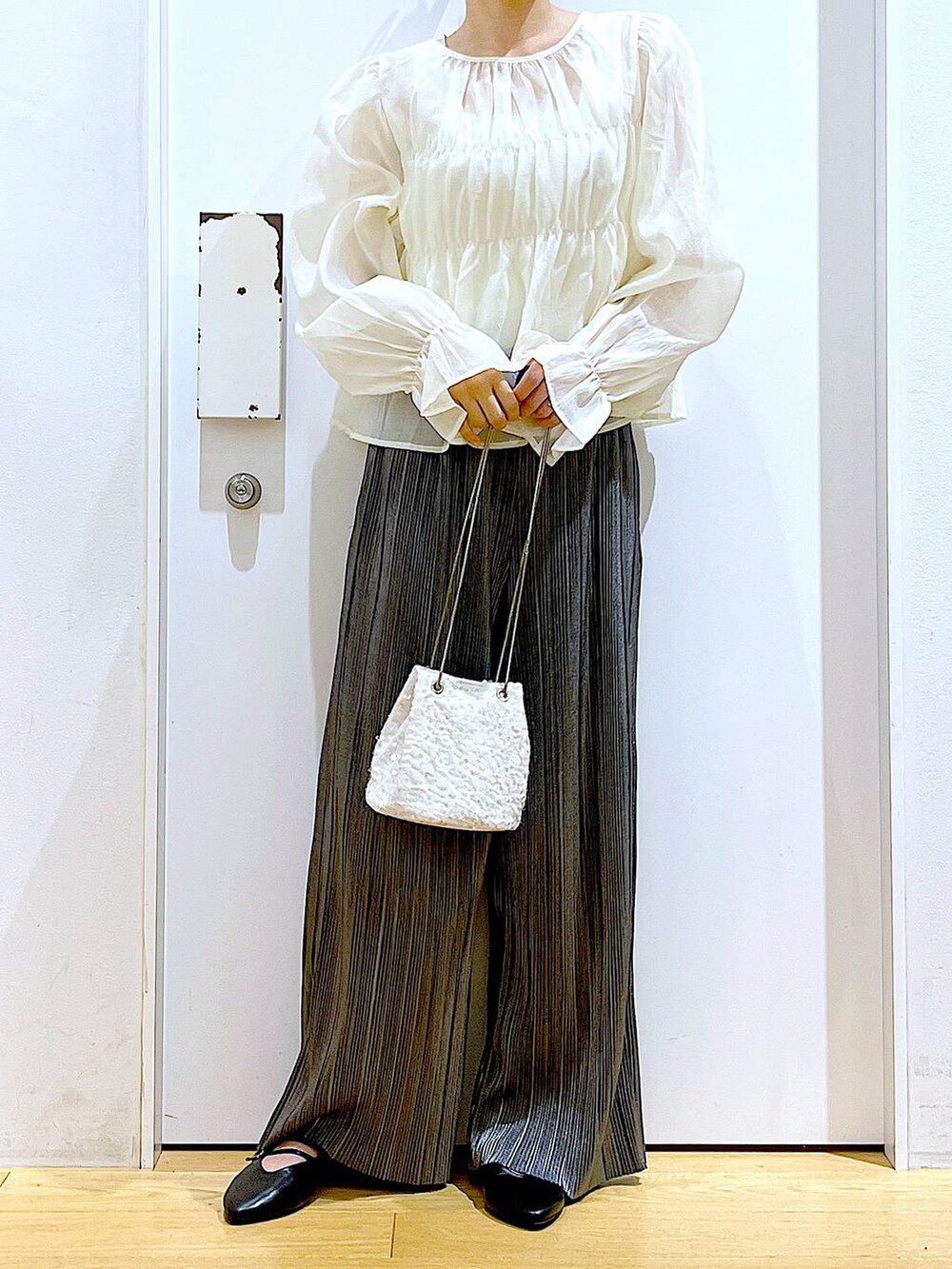 グレー系のその他パンツ、ブラック系のパンプス、ホワイト系のシャツ/ブラウスを着用したレディースの秋コーディネートの6枚目の写真