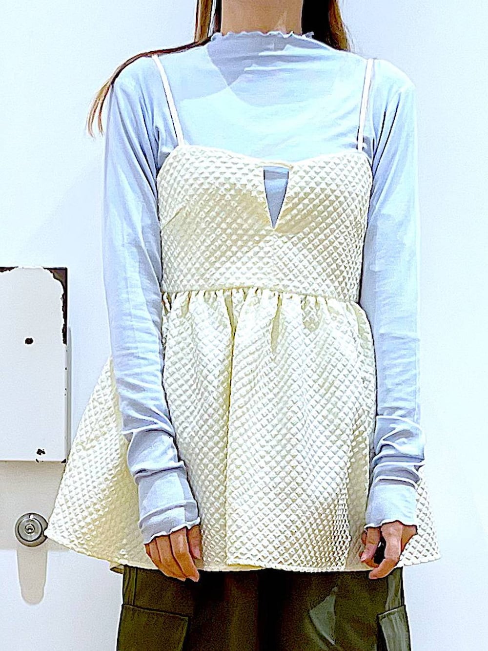 ブルー系のTシャツ/カットソー、グリーン系のカーゴパンツ、ブラック系のスニーカーを着用したレディースの春コーディネートの7枚目の写真