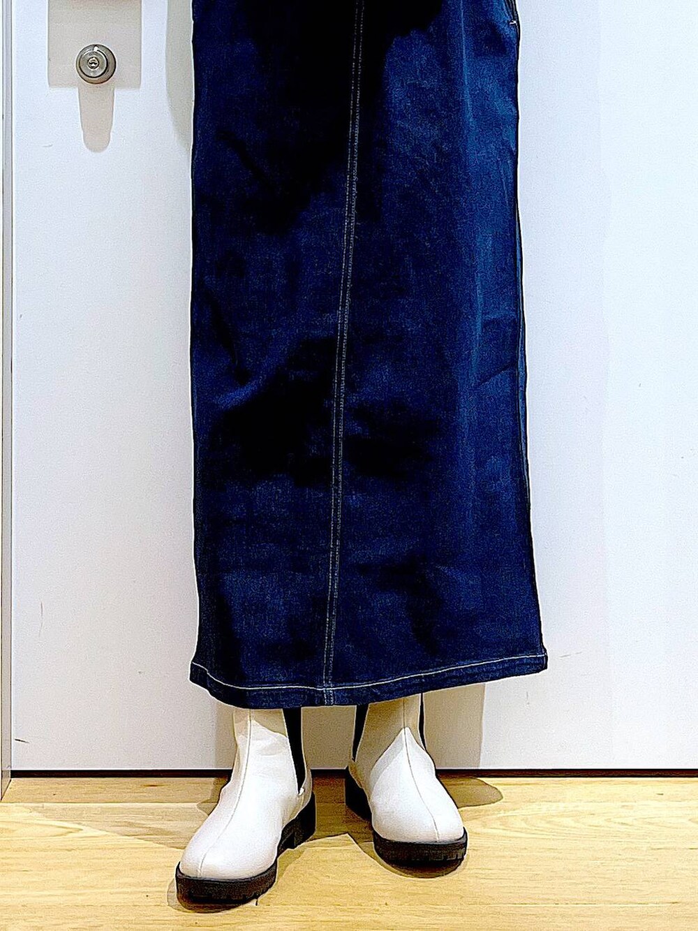 ブルー系のジャンパースカート、ベージュ系のカーディガン/ボレロ、グリーン系のその他トップスを着用したレディースの春コーディネートの8枚目の写真