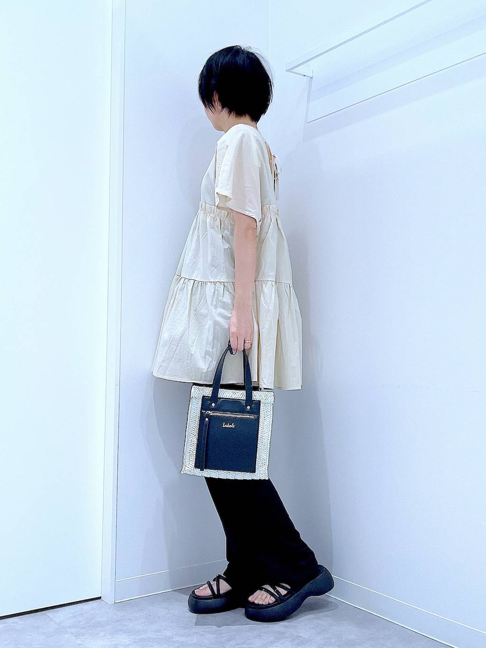 ホワイト系のショルダーバッグ、ブラック系のサンダル、ブラック系のその他パンツを着用したレディースの夏コーディネートの3枚目の写真