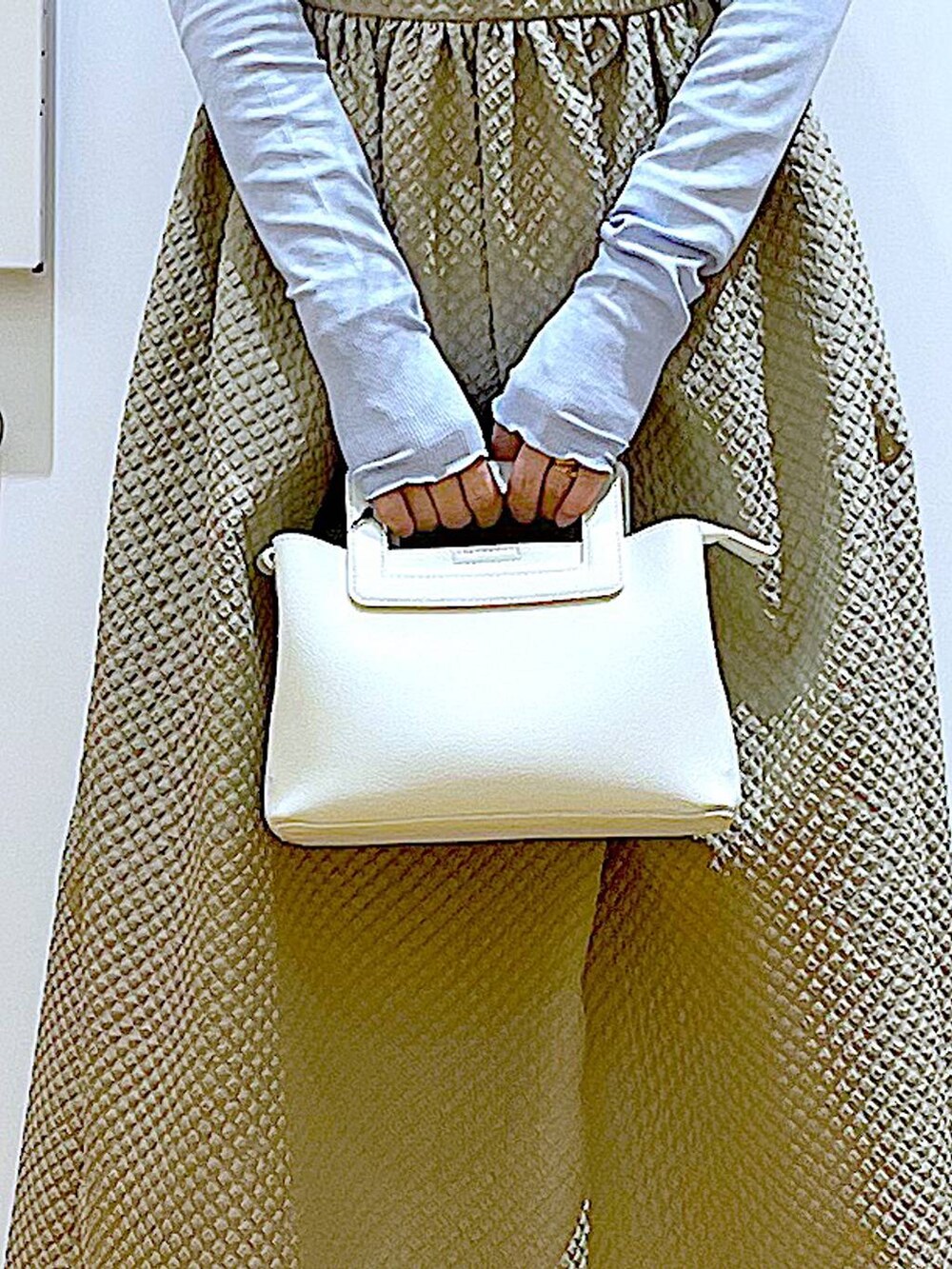 ブルー系のTシャツ/カットソー、ブラウン系のワンピース、ベージュ系のブーツを着用したレディースの冬コーディネートの9枚目の写真