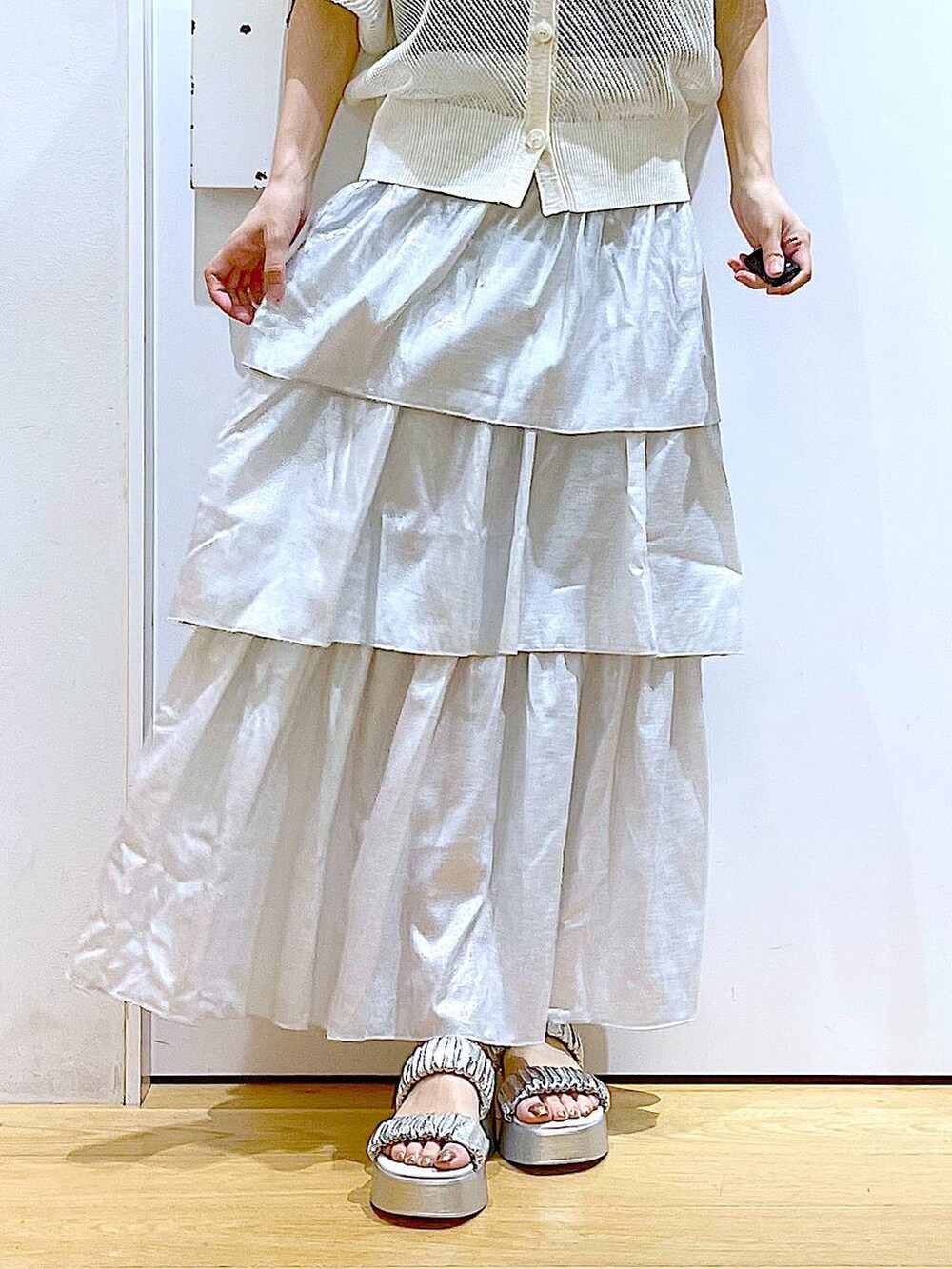 シルバー系のサンダル、ホワイト系のショルダーバッグ、シルバー系のスカートを着用したレディースの夏コーディネートの8枚目の写真