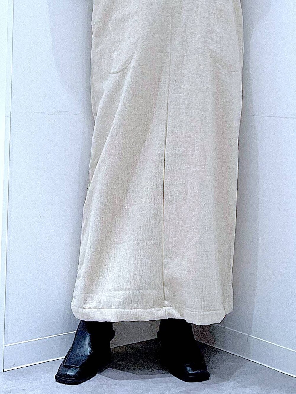 ブラック系のブーツ、ブラック系のハンドバッグ、ブルー系のニット/セーターを着用したレディースの秋コーディネートの8枚目の写真