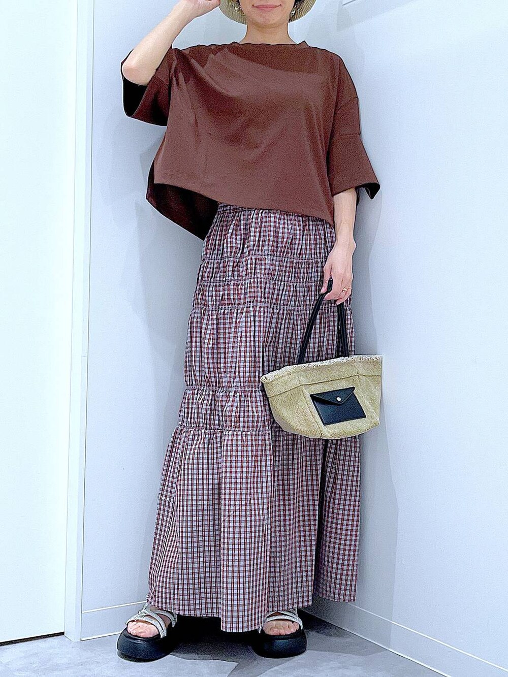 ベージュ系のショルダーバッグ、シルバー系のサンダル、ブラウン系のTシャツ/カットソーを着用したレディースの夏コーディネートの6枚目の写真