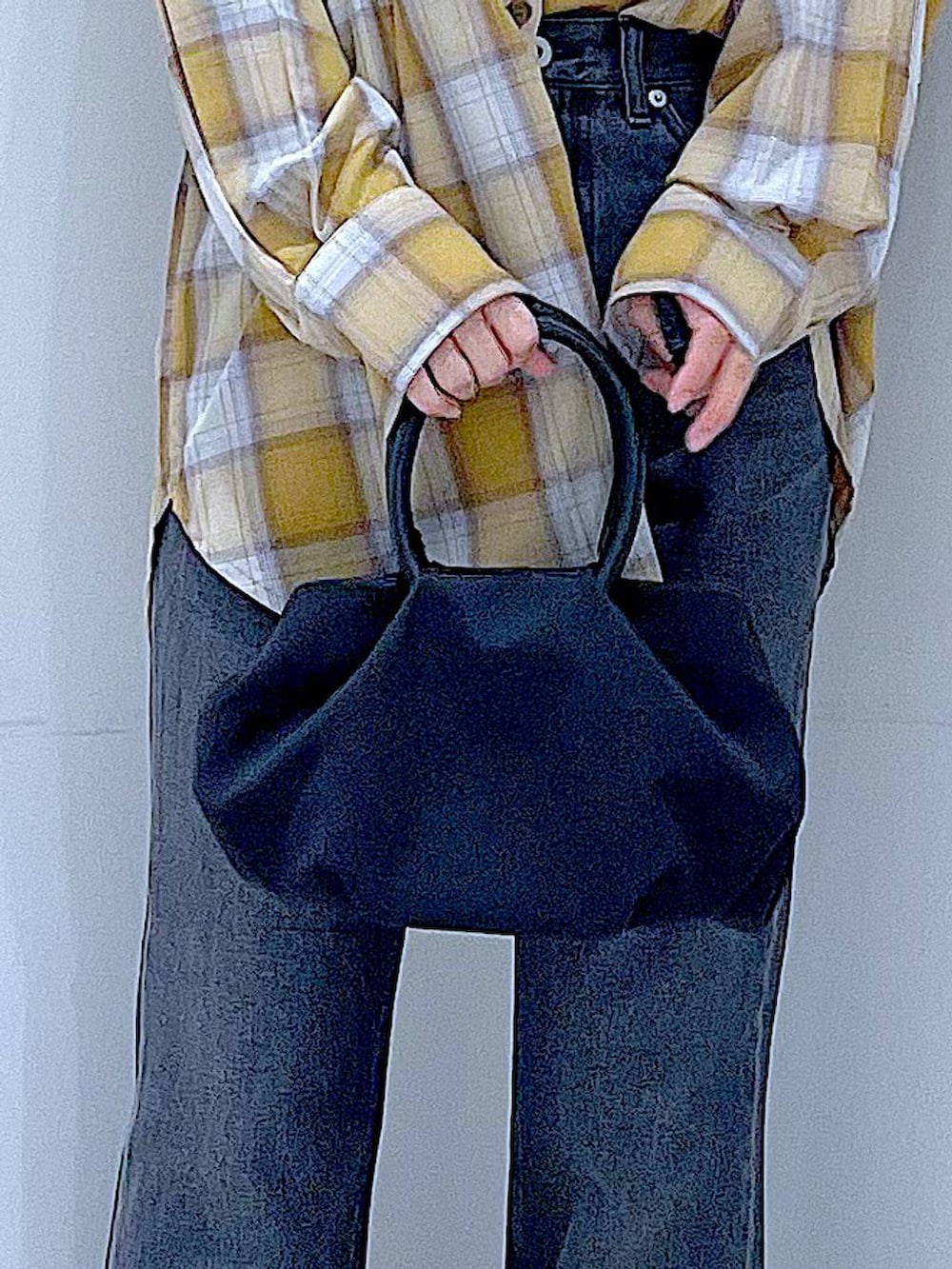 ブラック系のハンドバッグ、ブラック系のデニムパンツ、イエロー系のシャツ/ブラウスを着用したレディースの秋コーディネートの9枚目の写真