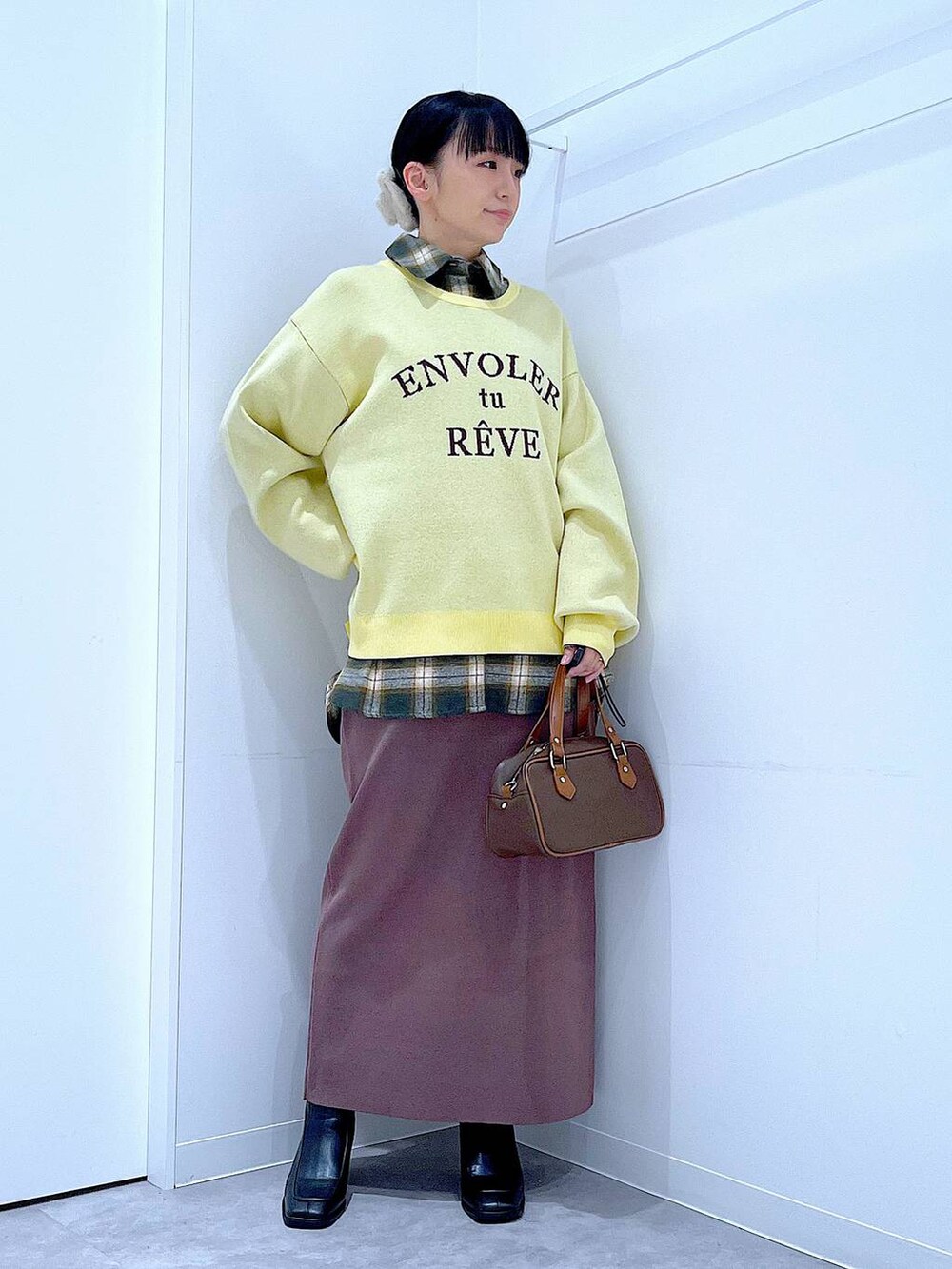 ブラック系のブーツ、グリーン系のシャツ/ブラウス、ブラウン系のショルダーバッグを着用したレディースの冬コーディネートの2枚目の写真