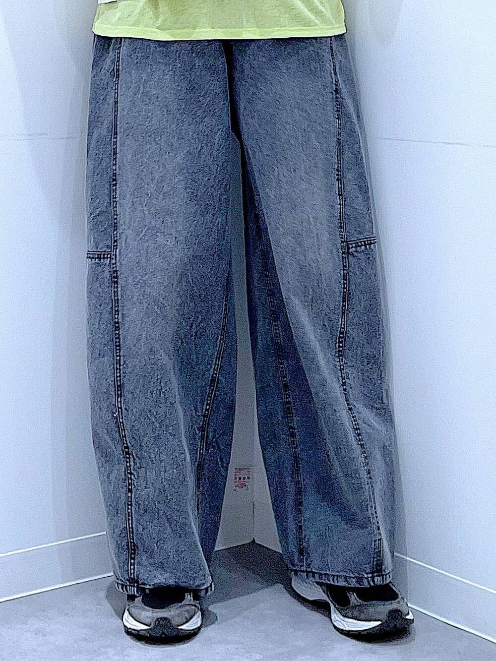 グリーン系のTシャツ/カットソー、ブラック系のショルダーバッグ、ベージュ系のカーディガン/ボレロを着用したレディースの春コーディネートの8枚目の写真