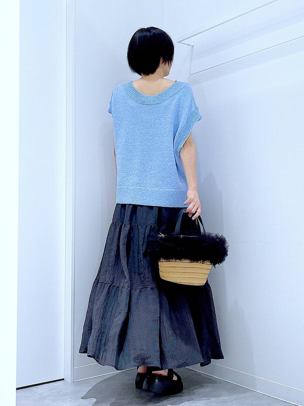 ベージュ系のショルダーバッグ、ブラック系のサンダル、ブルー系のベストを着用したレディースの夏コーディネートの5枚目の写真