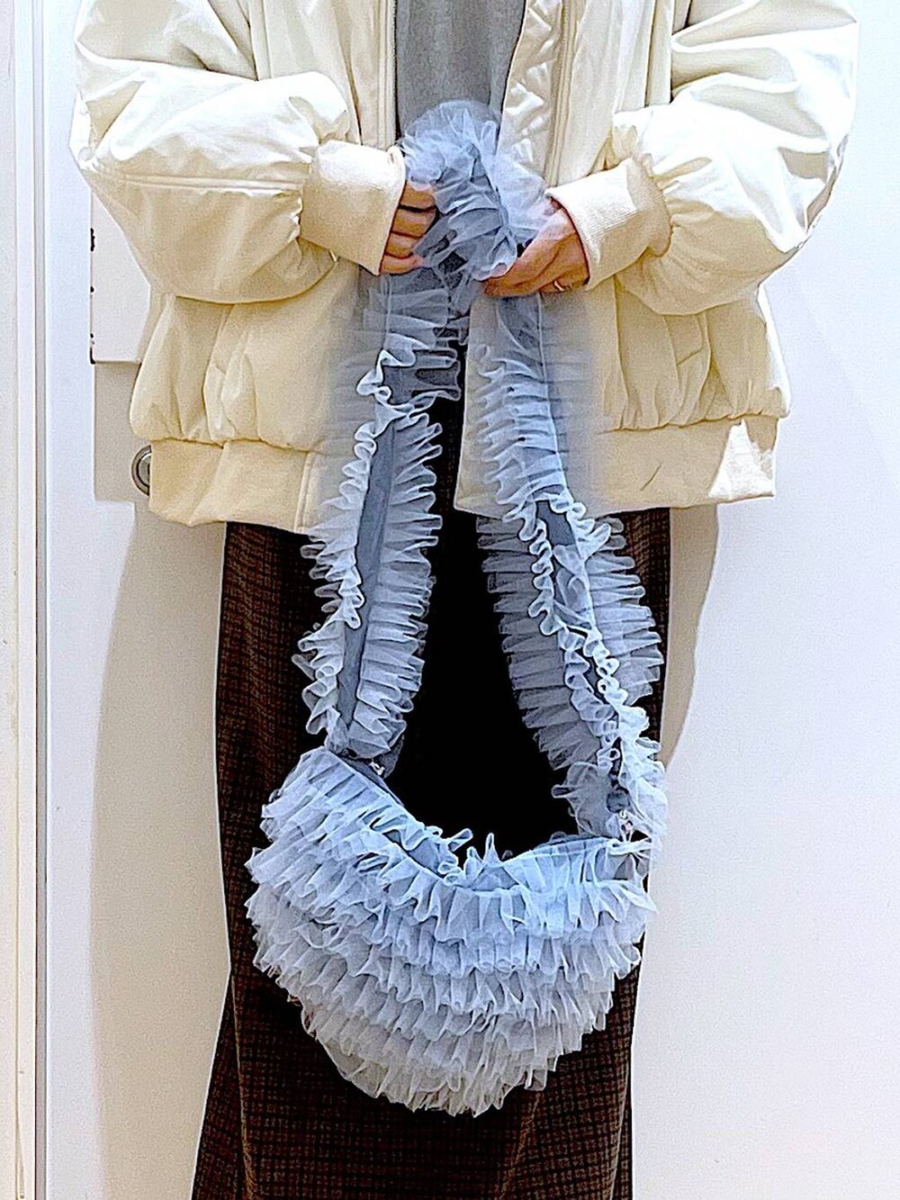 ブラック系のブーツ、グレー系のスウェット、ブラウン系のワンピースを着用したレディースの冬コーディネートの9枚目の写真