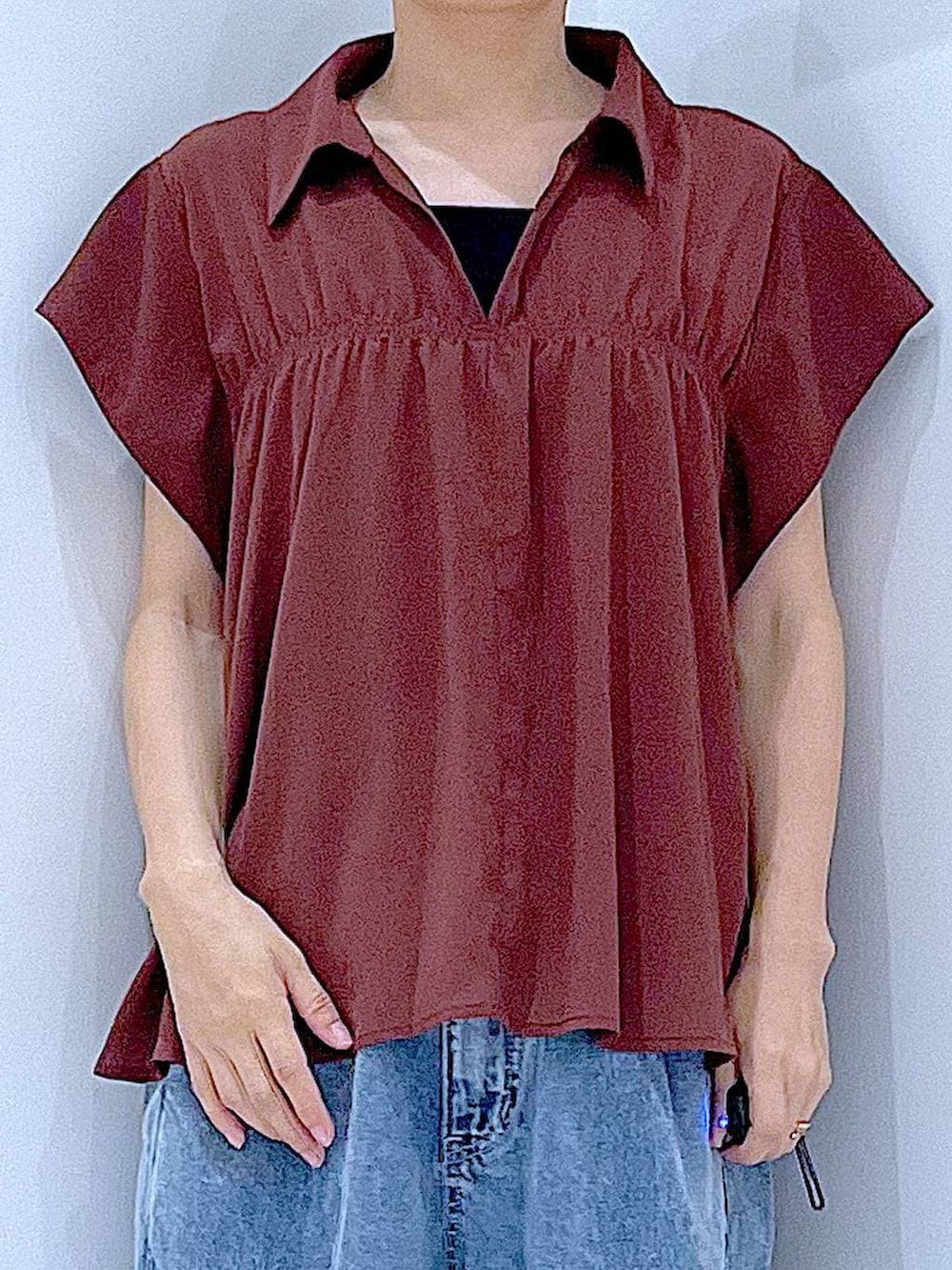ホワイト系のトートバッグ、ブルー系のデニムパンツ、ブラウン系のシャツ/ブラウスを着用したレディースの夏コーディネートの7枚目の写真