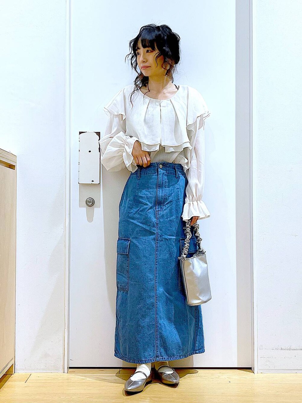 その他のショルダーバッグ、その他のパンプス、ブルー系のデニムスカートを着用したレディースの春コーディネートの2枚目の写真