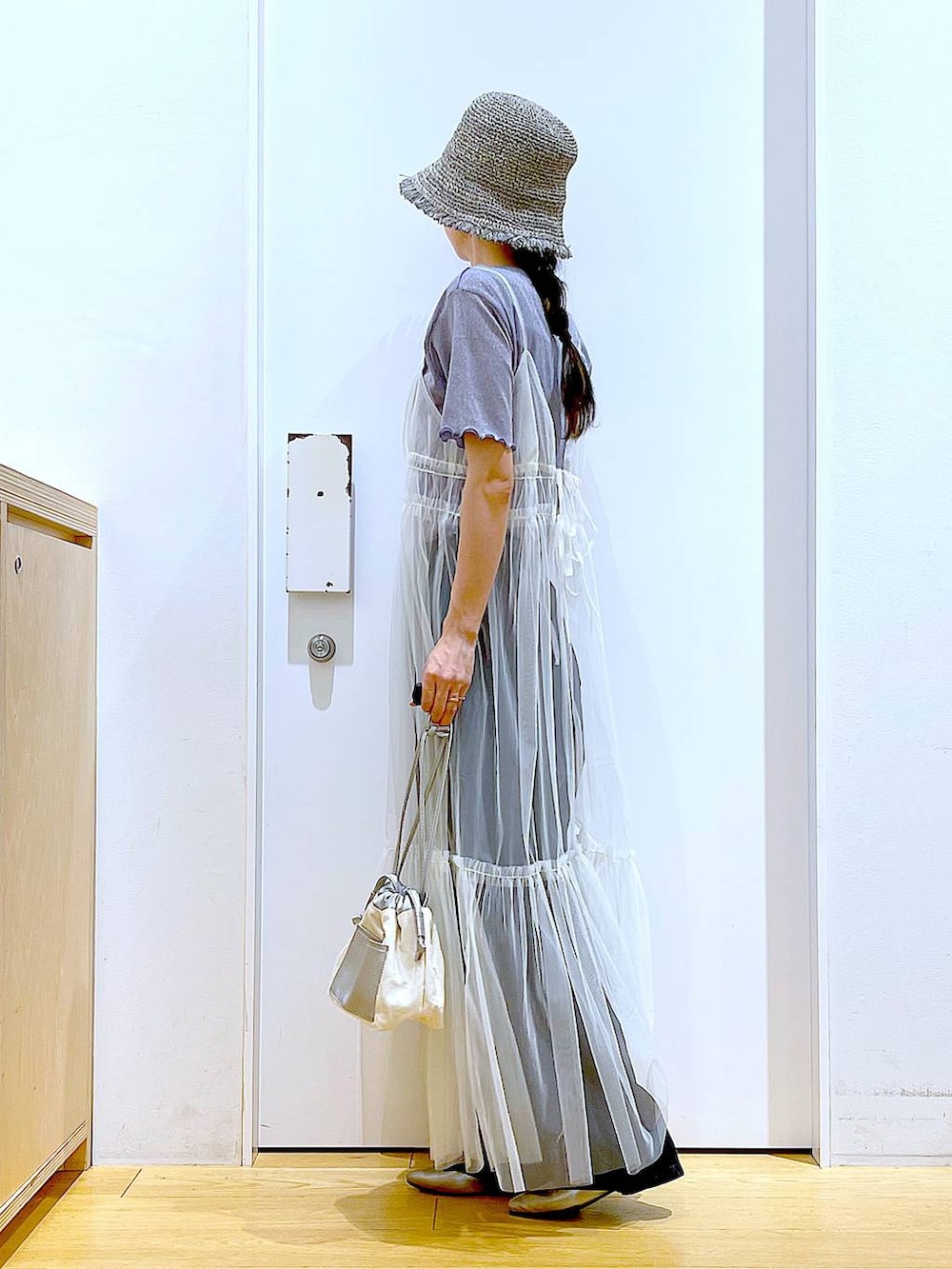 その他のパンプス、ホワイト系のワンピース、ホワイト系のワンピースを着用したレディースの夏コーディネートの3枚目の写真