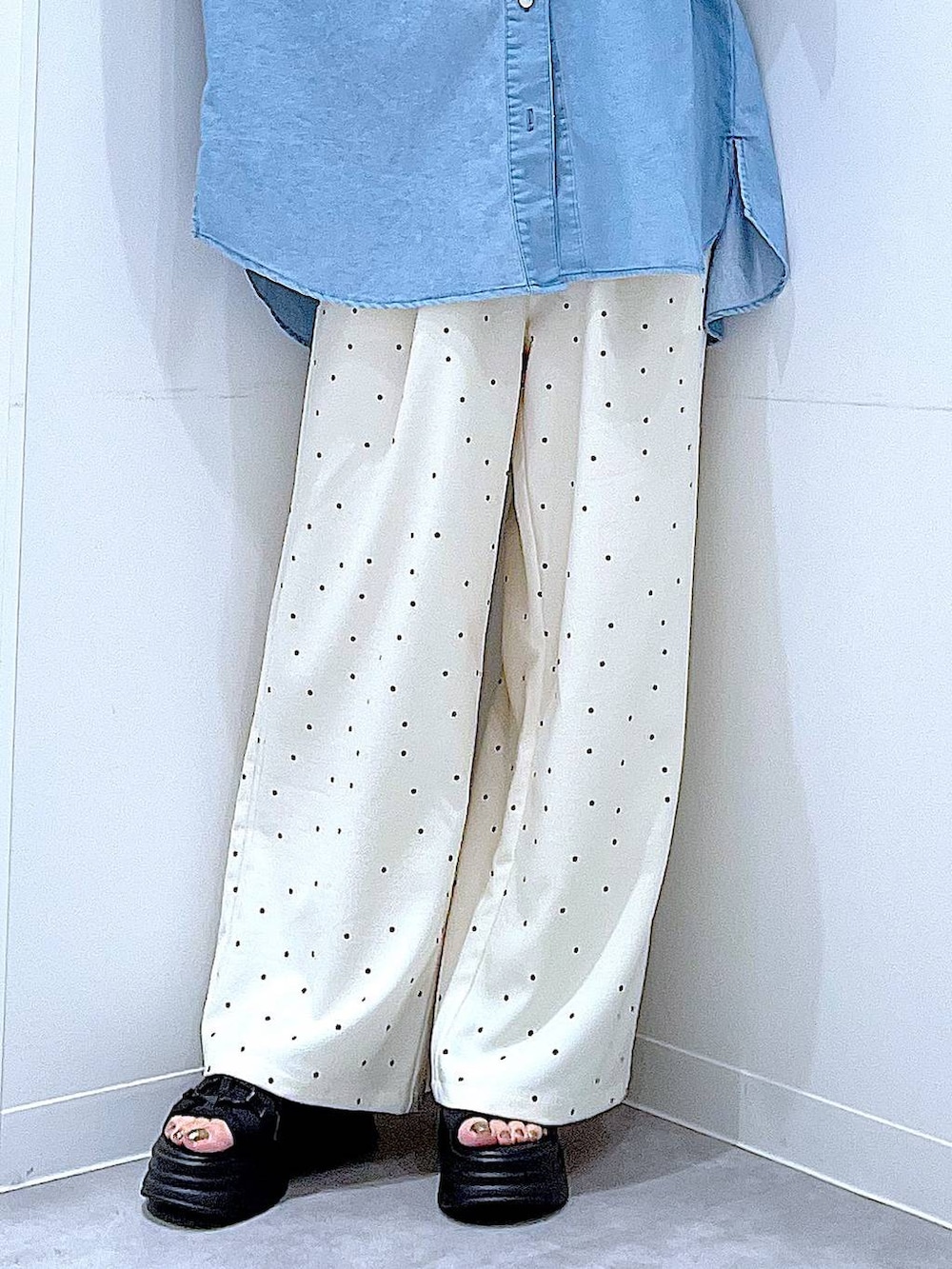 その他のその他パンツ、グリーン系のトートバッグ、ブラック系のサンダルを着用したレディースの夏コーディネートの8枚目の写真