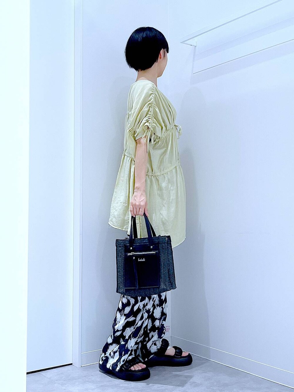 ブラック系のショルダーバッグ、ブラック系のサンダル、ブラック系のその他パンツを着用したレディースの夏コーディネートの4枚目の写真