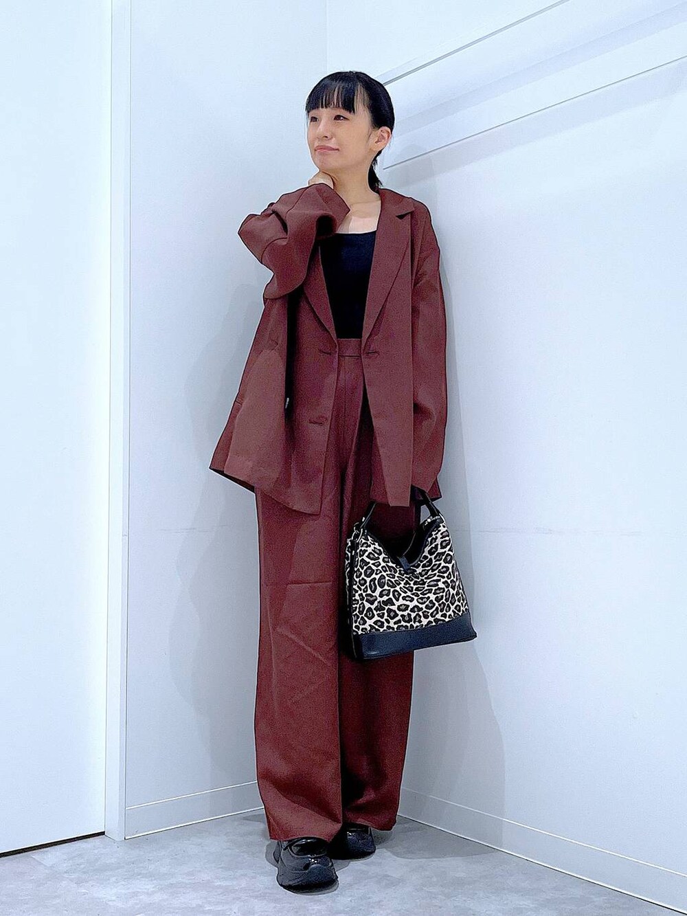 ブラック系のローファー、その他のショルダーバッグ、レッド系のテーラードジャケットを着用したレディースの秋コーディネートの2枚目の写真