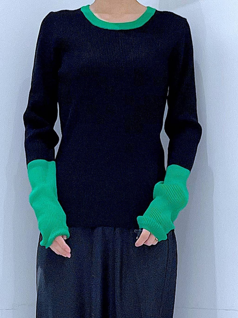 ブラック系のブーツ、ブラック系のショルダーバッグ、ブラック系のニット/セーターを着用したレディースの冬コーディネートの7枚目の写真