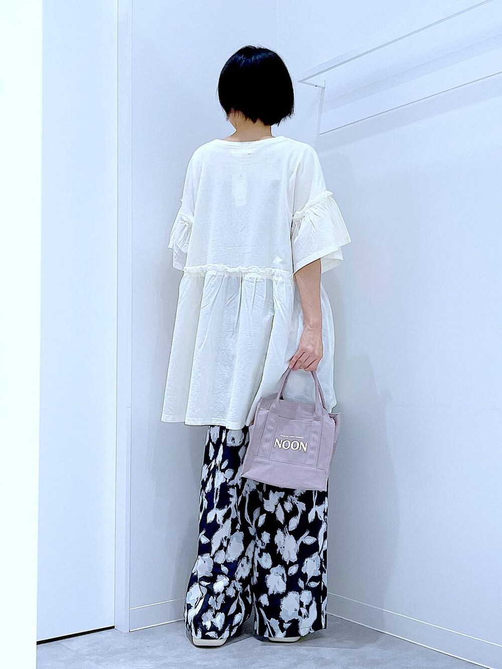 ホワイト系のサンダル、ブラック系のその他パンツ、グレー系のトートバッグを着用したレディースの夏コーディネートの5枚目の写真