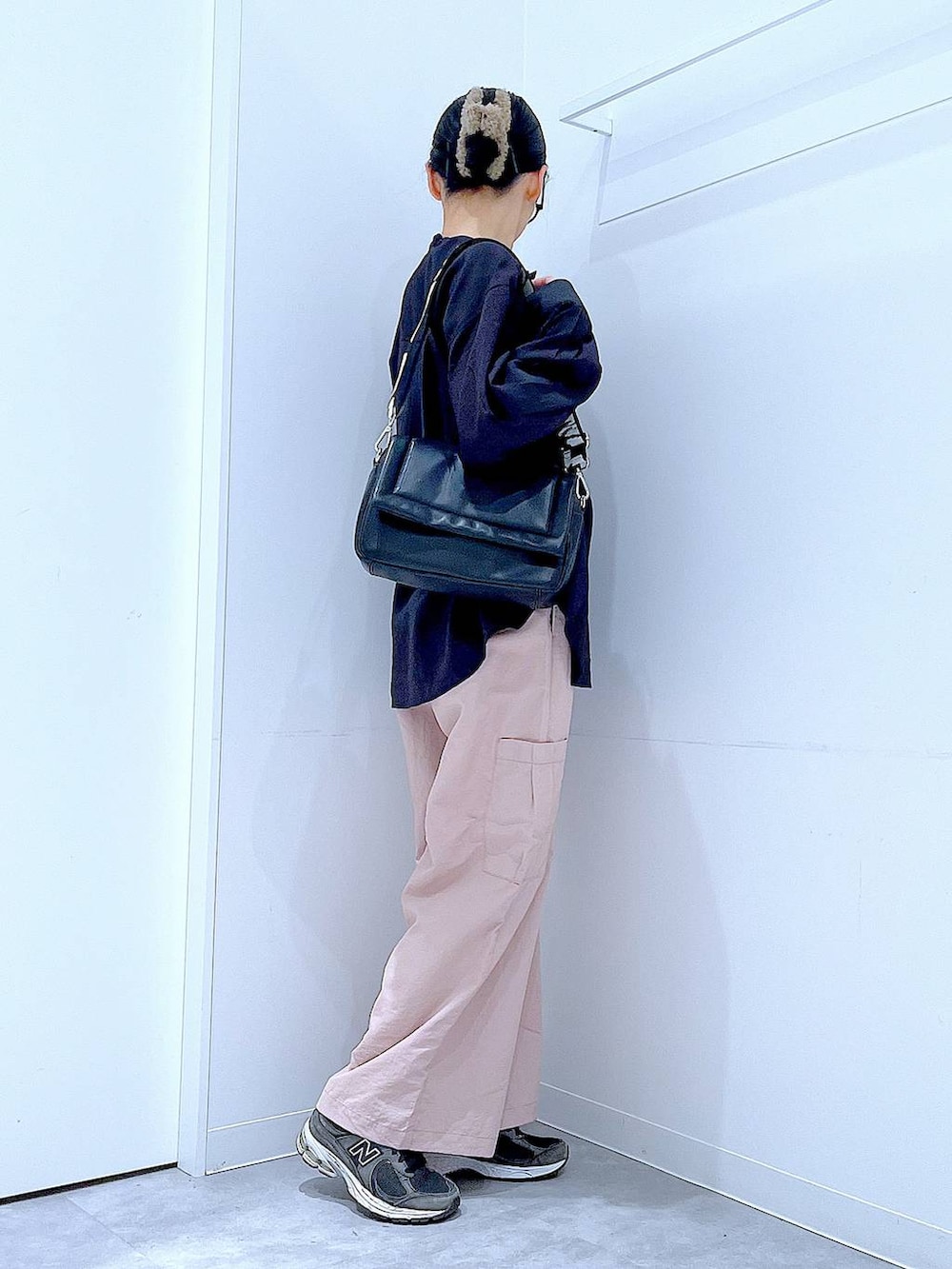 ブラック系のショルダーバッグ、ブラック系のシャツ/ブラウス、ピンク系のカーゴパンツを着用したレディースの春コーディネートの4枚目の写真