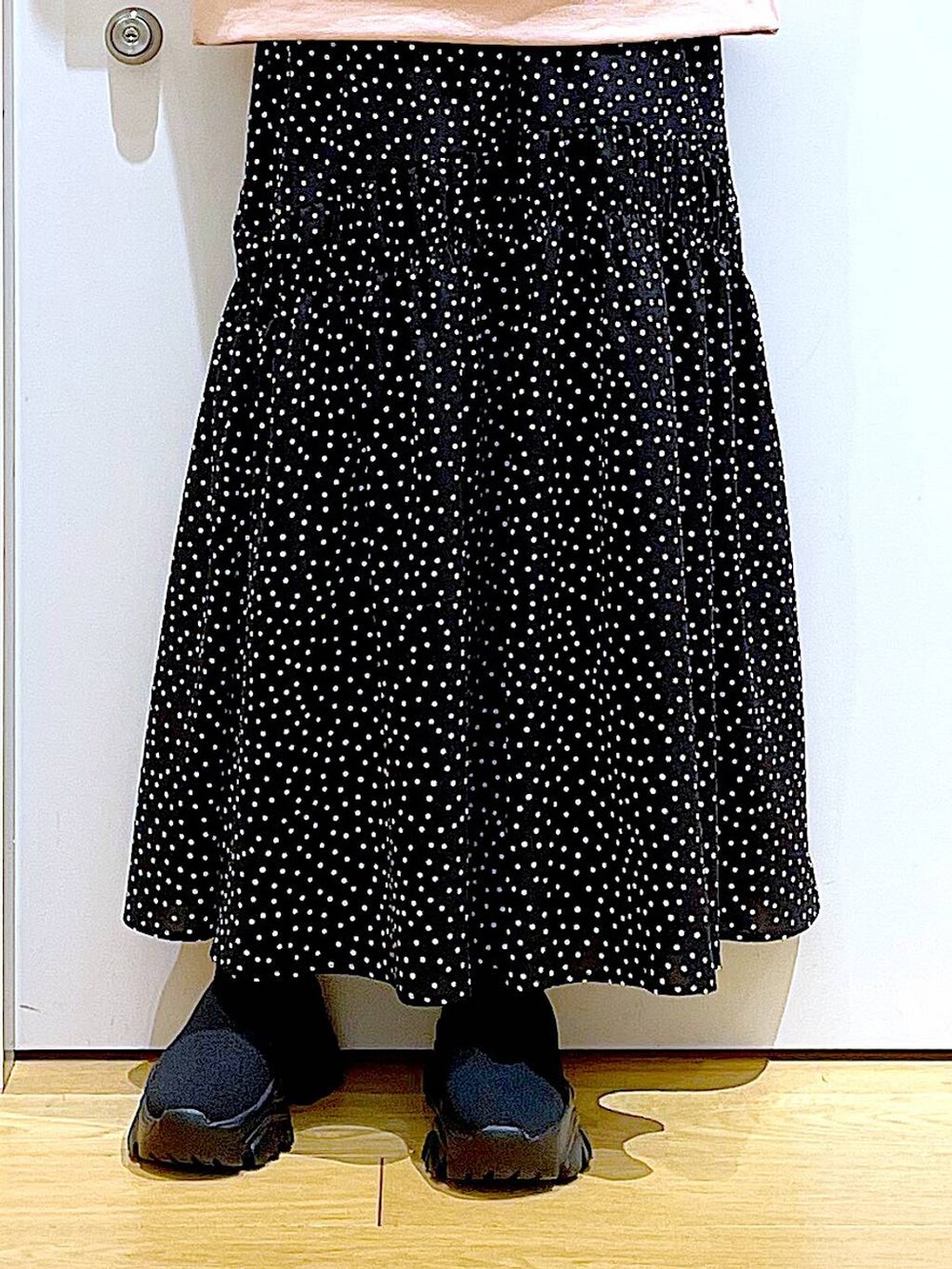 ブラック系のブーツ、シルバー系のショルダーバッグ、その他のスカートを着用したレディースの冬コーディネートの8枚目の写真