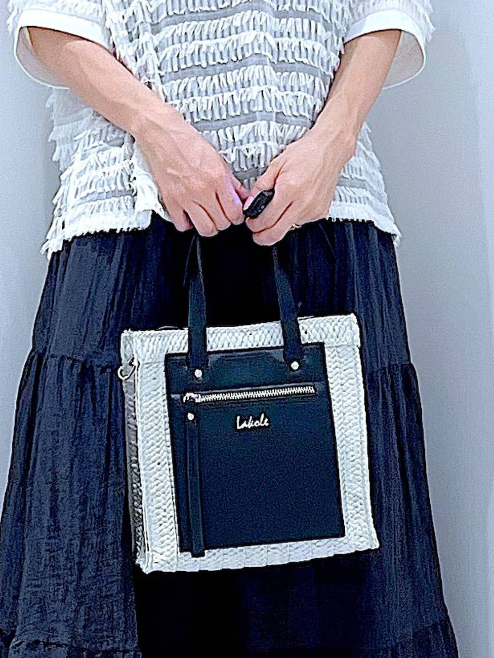 ホワイト系のショルダーバッグ、ブラック系のサンダル、ホワイト系のTシャツ/カットソーを着用したレディースの夏コーディネートの9枚目の写真