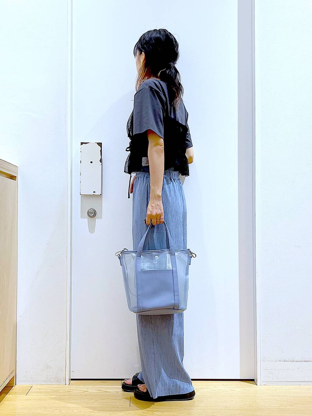 ブラック系のサンダル、ブラック系のキャミソール、ブルー系のその他パンツを着用したレディースの夏コーディネートの3枚目の写真