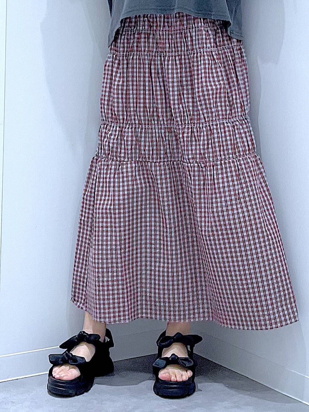 ブラック系のサンダル、ブラック系のショルダーバッグ、グレー系のTシャツ/カットソーを着用したレディースの夏コーディネートの8枚目の写真