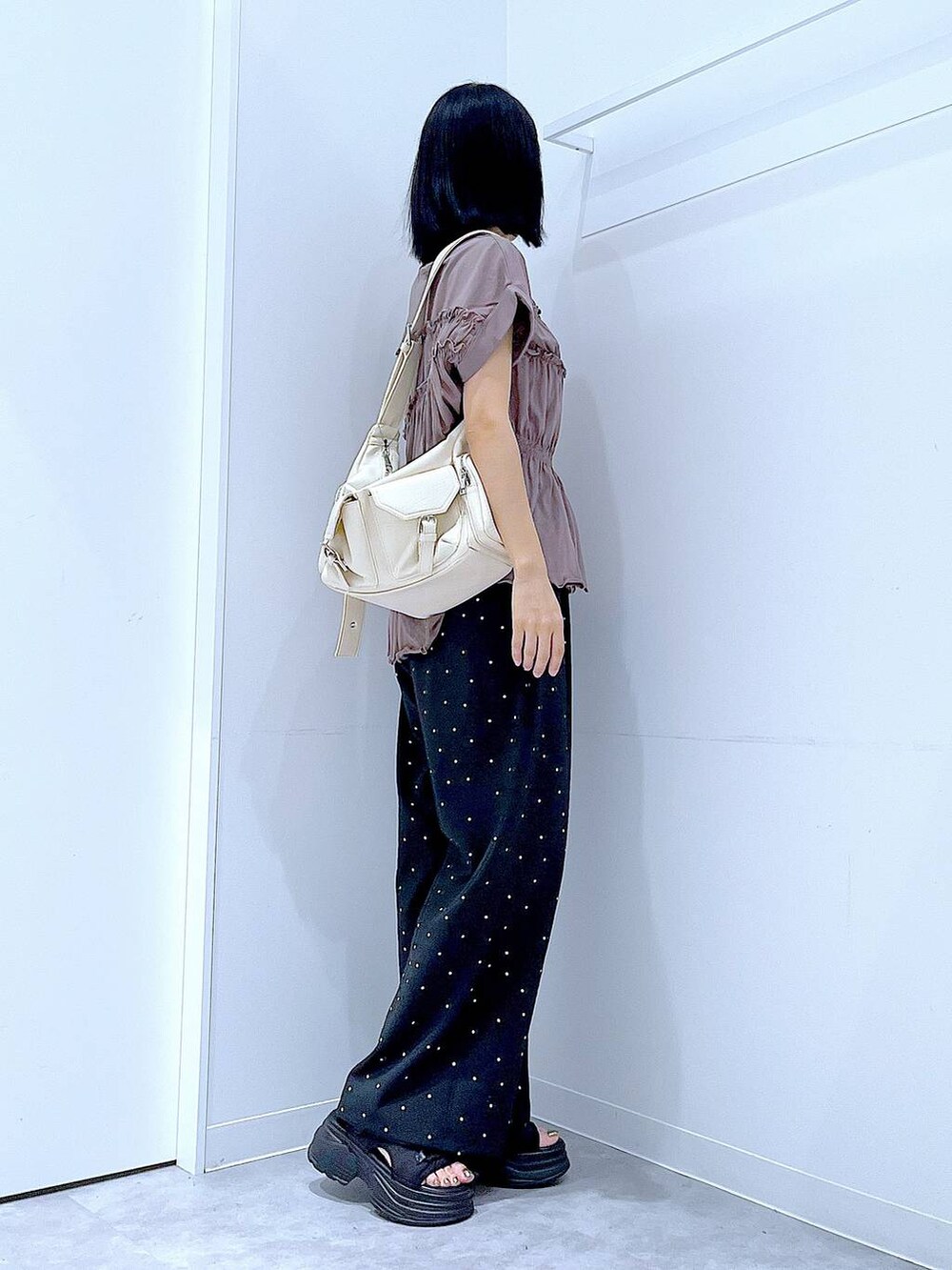 その他のその他パンツ、ホワイト系のショルダーバッグ、ブラック系のサンダルを着用したレディースの夏コーディネートの4枚目の写真