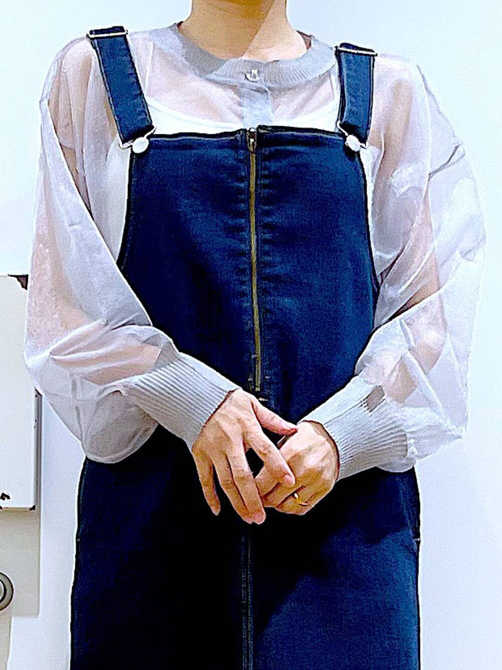 ブルー系のジャンパースカート、ブルー系のトートバッグ、シルバー系のサンダルを着用したレディースの夏コーディネートの7枚目の写真