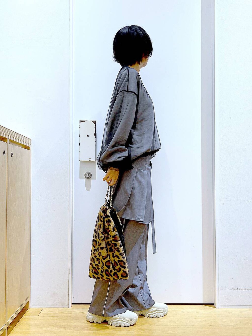 グレー系のスラックス、その他のショルダーバッグ、グレー系のスカートを着用したレディースの冬コーディネートの4枚目の写真