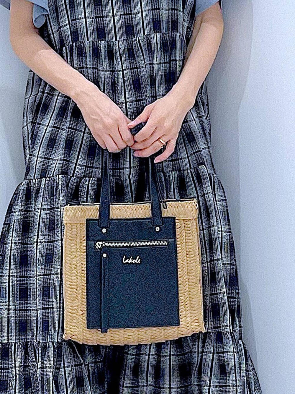 ベージュ系のショルダーバッグ、ブラック系のサンダル、ブラック系のワンピースを着用したレディースの夏コーディネートの9枚目の写真