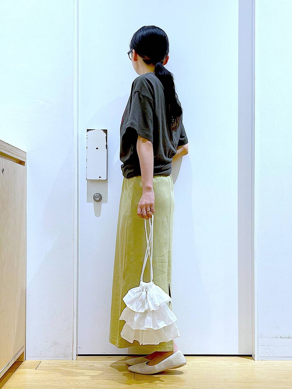 ホワイト系のショルダーバッグ、イエロー系のワンピース、ホワイト系のパンプスを着用したレディースの春コーディネートの3枚目の写真