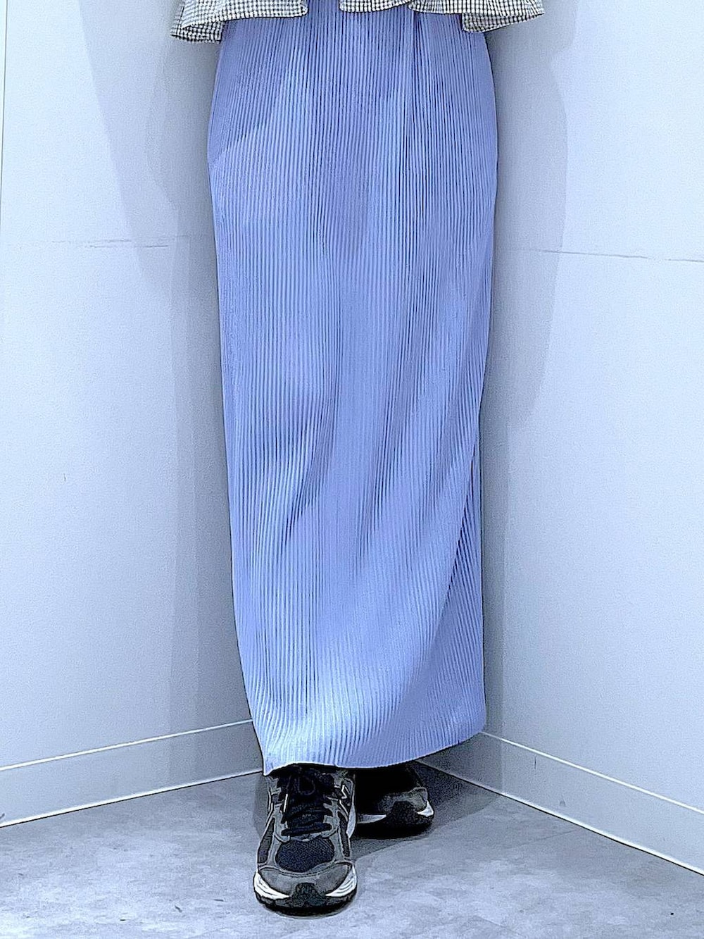 ホワイト系のショルダーバッグ、ベージュ系のシャツ/ブラウス、パープル系のスカートを着用したレディースの春コーディネートの8枚目の写真