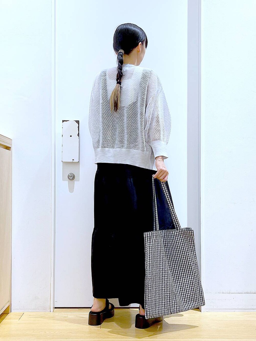 その他のトートバッグ、ブラック系のサンダル、ブラック系のワンピースを着用したレディースの夏コーディネートの5枚目の写真