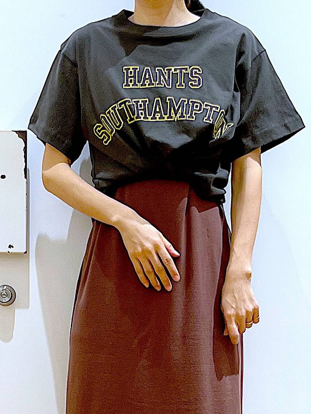 レッド系のワンピース、ブラック系のショルダーバッグ、ホワイト系のパンプスを着用したレディースの春コーディネートの7枚目の写真