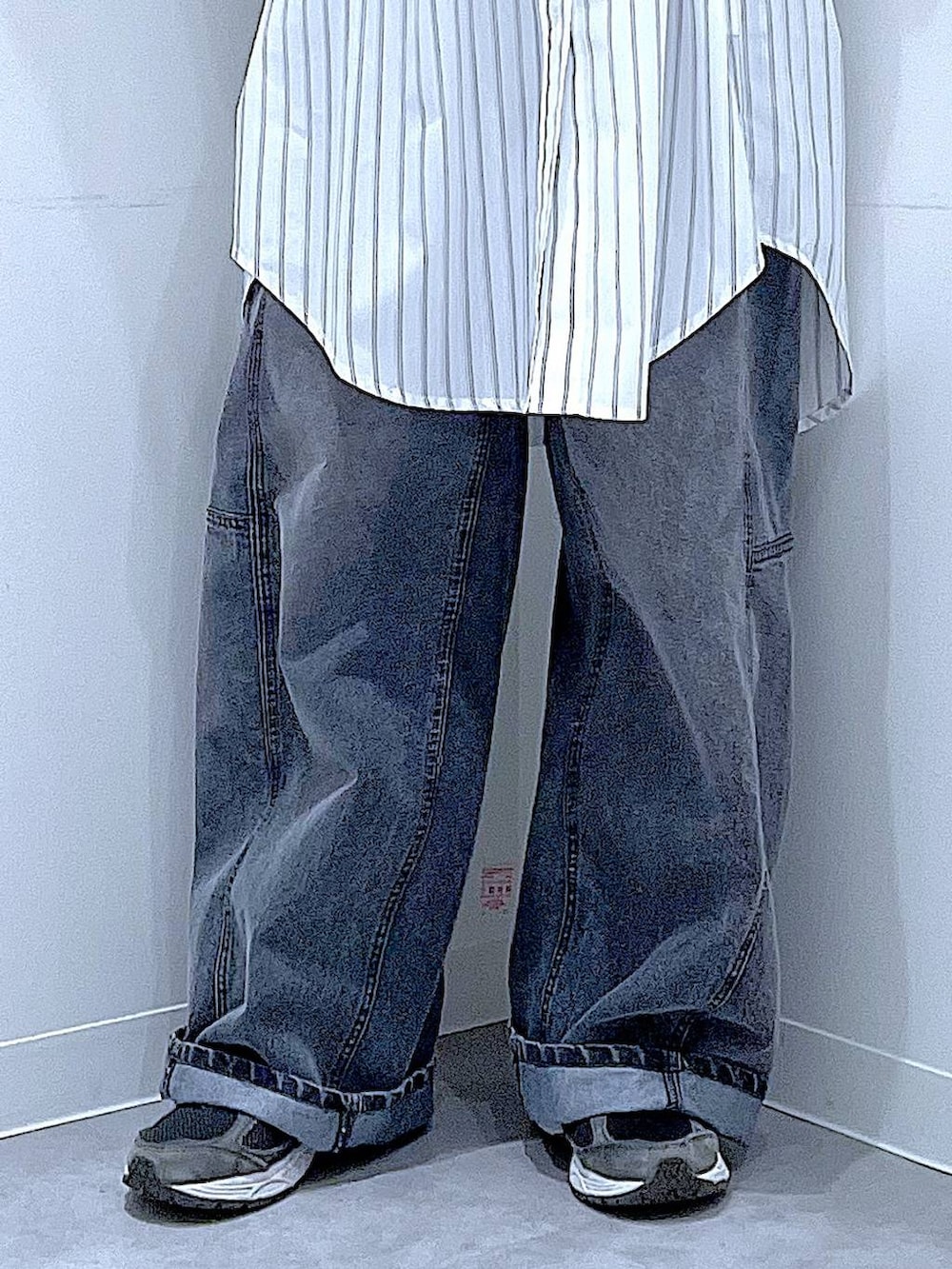 ブラック系のショルダーバッグ、ブラック系のデニムパンツ、ホワイト系のシャツ/ブラウスを着用したレディースの春コーディネートの8枚目の写真