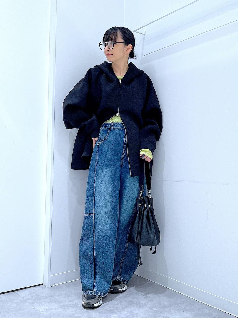 グリーン系のTシャツ/カットソー、ブラック系のパーカー、ブラック系のショルダーバッグを着用したレディースの春コーディネートの2枚目の写真