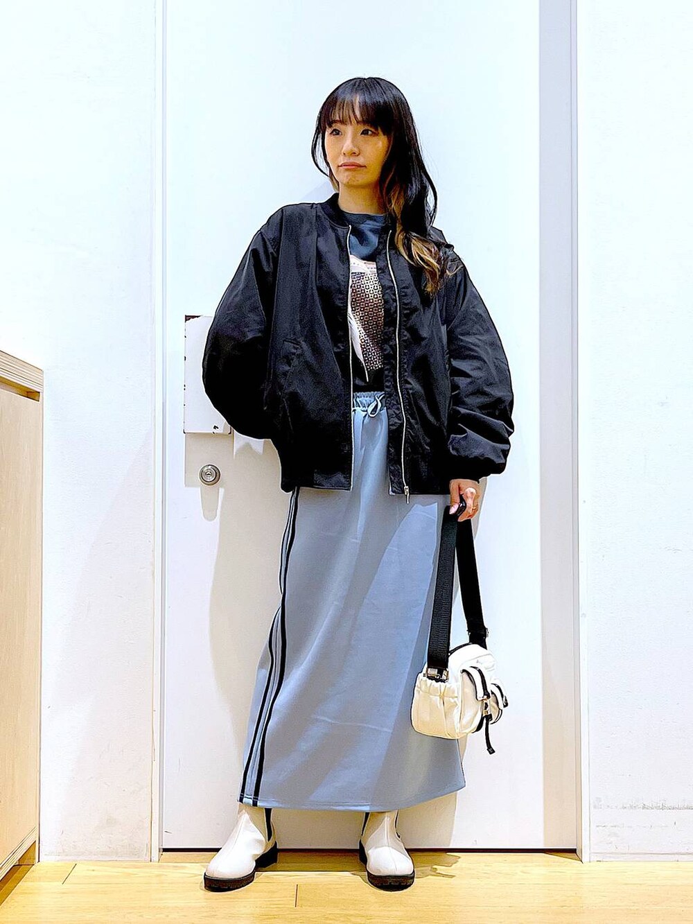 「リラックス、若見え、ゆったり、休日コーデ、骨格ウェーブ、LAKOLE、MA-1、春コーデ、春アウター、ロンT、スカート、カジュアル、ショルダーバッグ、ブーツ、差し色コーデ」｜「LAKOLEのトラックタイトスカート / 103848（スカート、ブルー系）」を使った、あおき@LAKOLE海老名さん（レディース・156cm）の春コーディネートの2枚目の写真