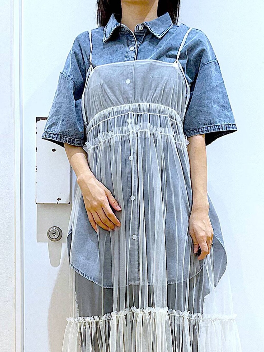 ホワイト系のワンピース、ブラック系のサンダル、ブラック系のその他パンツを着用したレディースの夏コーディネートの7枚目の写真