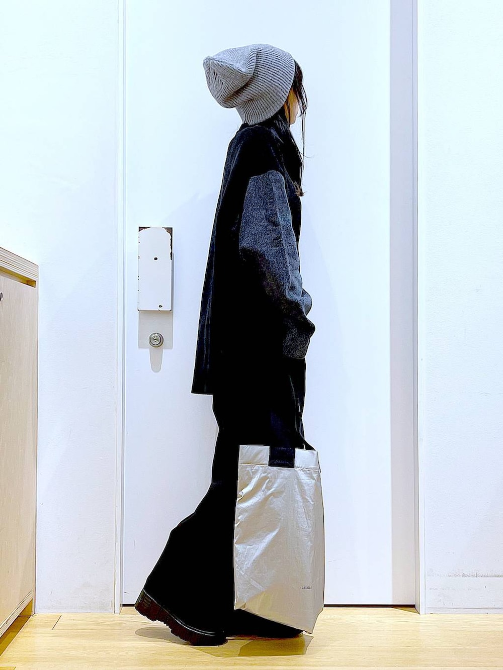 グレー系のニット/セーター、ブラック系のブーツ、ブラック系のその他パンツを着用したレディースの冬コーディネートの4枚目の写真