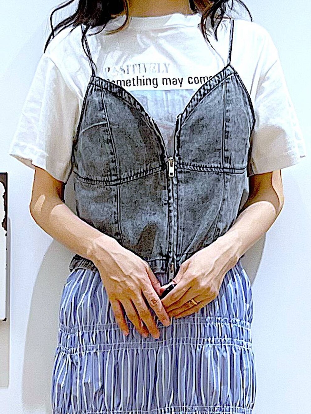 ブラック系のサンダル、ブラック系のトートバッグ、グレー系のベストを着用したレディースの夏コーディネートの7枚目の写真