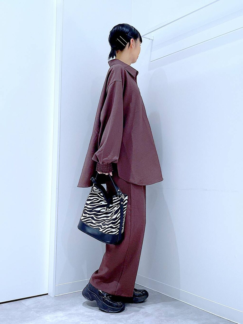 ブラウン系のその他パンツ、ブラック系のローファー、ブラウン系のシャツ/ブラウスを着用したレディースの秋コーディネートの4枚目の写真