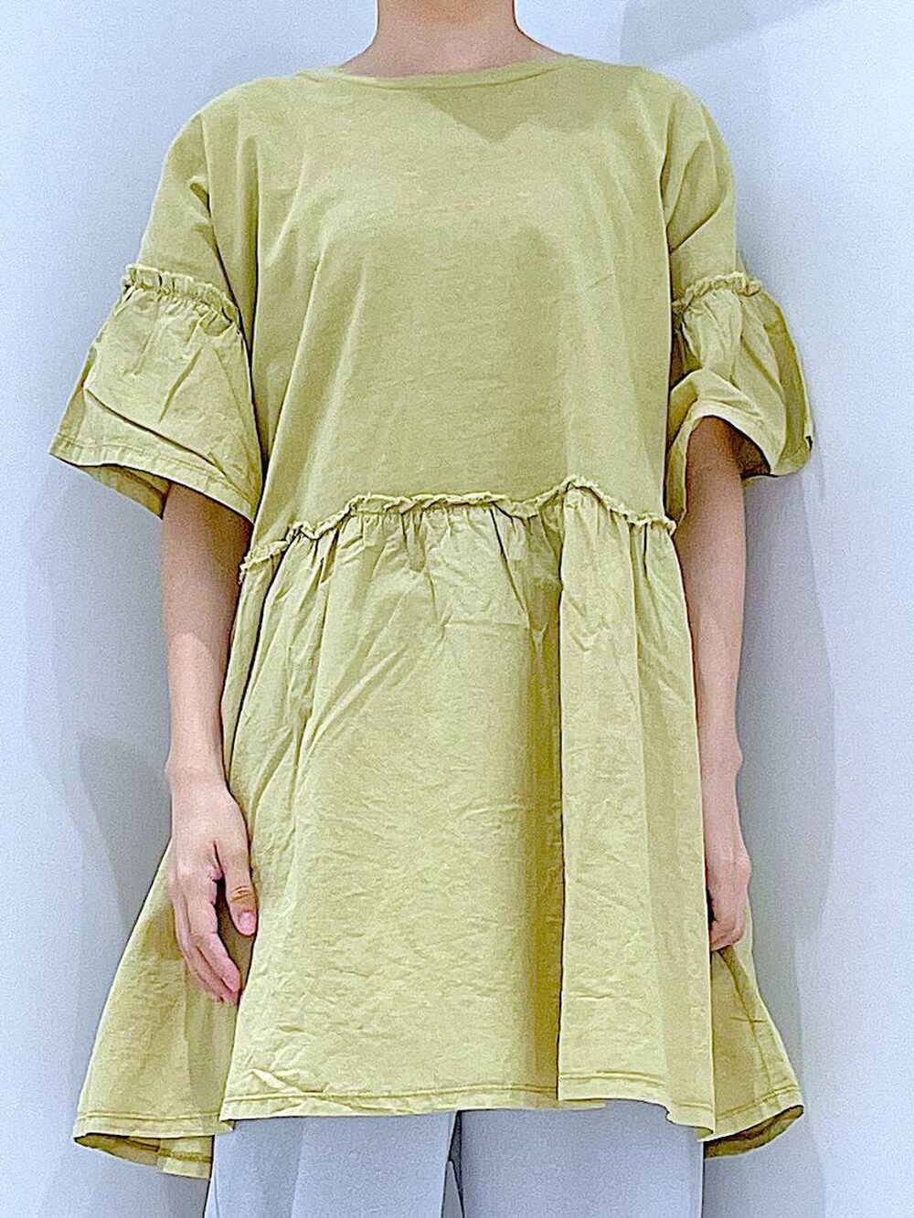 ブラック系のショルダーバッグ、ブラック系のサンダル、グレー系のその他パンツを着用したレディースの夏コーディネートの7枚目の写真